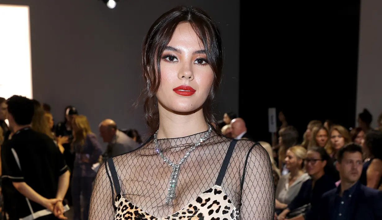 Miss Universe 2018, Catriona Grey menghadiri fashion show Nicole Miller selama New York Fashion Week: The Shows at Gallery II di Spring Studios di New York City (8/9/2019). Catriona Grey mengenakan gaun bermotif leopard dengan bloseu mesh transparan. (AFP Photo/Bennett Raglin)