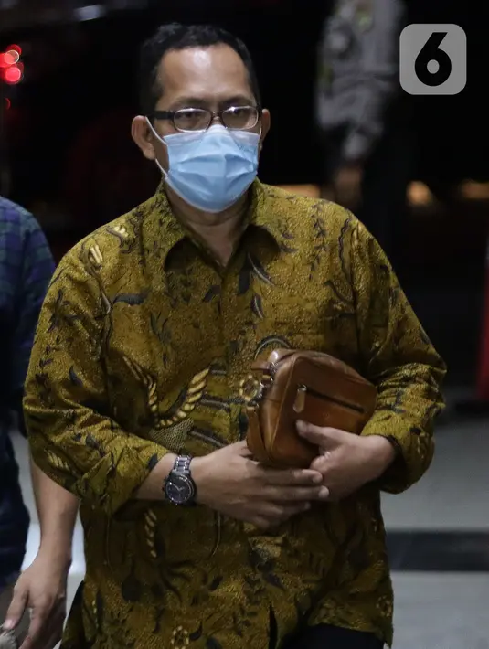 Hakim Pengadilan Negeri Surabaya, Itong Isnaeni Hidayat saat tiba di gedung KPK, Jakarta, Kamis (20/1/2022). Komisi Pemberantasan Korupsi menangkap hakim Pengadilan Negeri Surabaya, Itong Isnaeni Hidayat dalam operasi tangkap tangan (OTT) Kamis (20/1) pagi. (Liputan6.com/Helmi Fithriansyah)