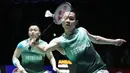 Keunggulan Mohammad Ahsan/Hendra Setiawan terus berlanjut hingga kedudukan 18-12. Aaron Chia/Soh Wooi Yik lantas bangkit dengan merebut 4 angka beruntun hingga akhirnya mampu menyamakan skor 19-19. Dua poin terakhir menjadi milik pasangan Malaysia yang akhirnya menang 21-19 di game pertama. (AP/Shuji Kajiyama)