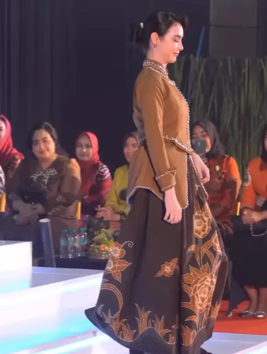 Penampilan Arumi kemudian dilengkapi dengan tatanan rambut sanggul klasik. [@arumibachsin_94].