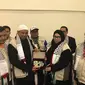 Melly Goeslaw, Opick, dan rombongan saat mengunjungi pengungsi Palestina. (Istimewa)