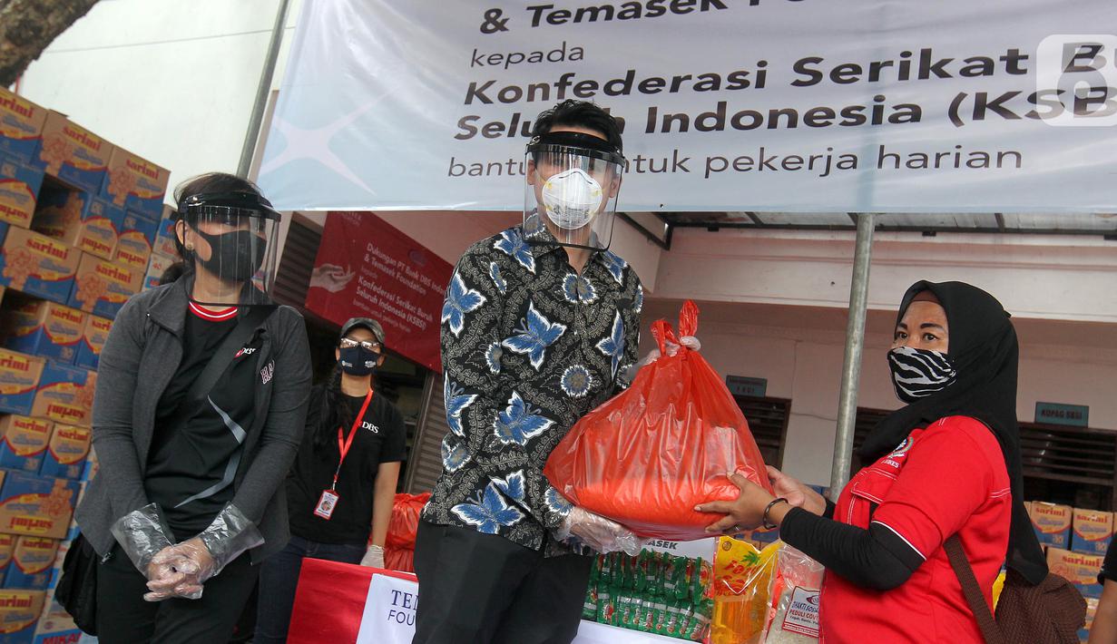 Sekretaris Pertama (Politik) Kedubes Singapura di Jakarta Matthew Chan didampingi Head of Group Strategic Marcomm PT Bank DBS Indonesia secara simbolis menyerahkan bantuan kepada pekerja harian lepas dan masyarakat terdampak COVID-19 di Jakarta. (Liputan6.com/HO/Isa)