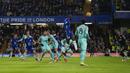 Pemain Chelsea Antonio Rudiger (atas) mencoba menanduk bola ke gawang Brighton yang dijaga kiper Robert Sanchez (kanan) pada pertandingan sepak bola Liga Inggris di Stadion Stamford Bridge, London, Inggris, 29 Desember 2021. Pertandingan berakhir 1-1. (AP Photo/Alastair Grant)