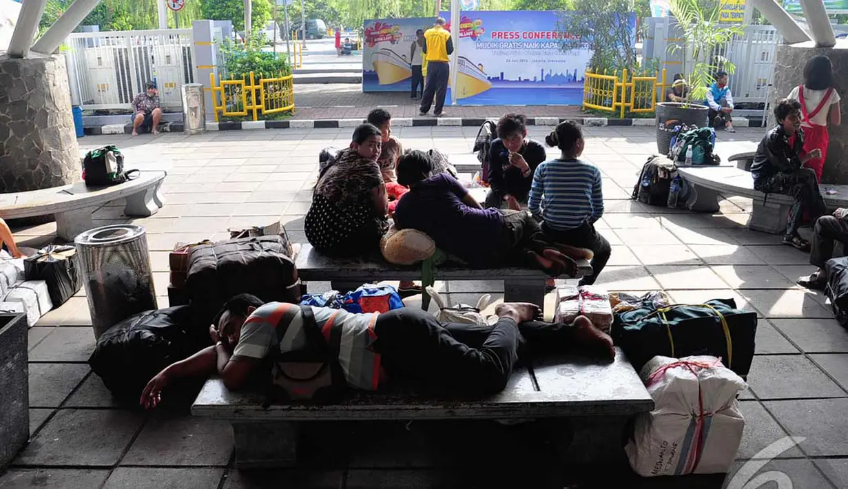 Seorang pemudik terlihat kelelahan, ia menjadikan tempat duduk di pelabuhan Tanjung Priok sebagai tempat tidur sementara, Jakarta, Rabu (23/07/2014) (Liputan6.com/Faizal Fanani)