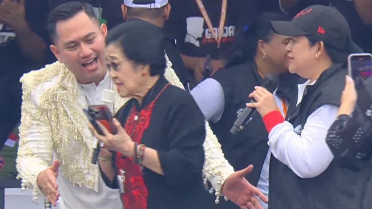 Kemeriahan kampanye akbar pasangan Capres dan Cawapres nomor urut 3, Ganjar-Mahfud MD yang digelar di Simpang Lima, Semarang, Sabtu (10/2/2024) diwarnai momen menarik ketika King Nassar mengajak Megawati bernyanyi.<br>