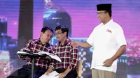 Ahok dan Djarot terlihat berdiskusi saat Anies Baswedan memberikan pemaparan terkait persoalan disabilitas saat debat final cagub DKI di Hotel Bidakara, Jakarta, Jumat (10/2). (Liputan6.com/Faizal Fanani)