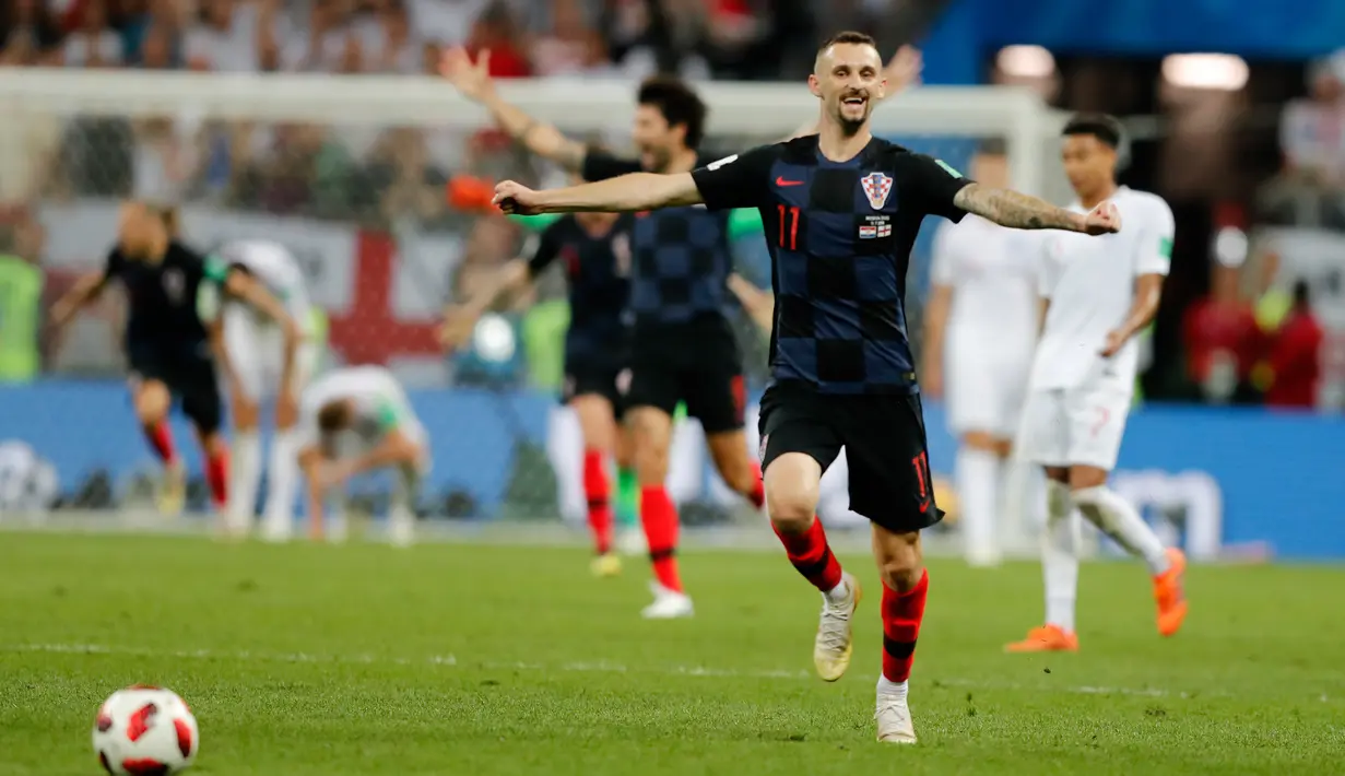 Gelandang timnas Kroasia, Marcelo Brozovic berselebrasi setelah timnya mengalahkan Inggris pada babak semifinal Piala Dunia 2018 di Stadion Luzhniki, Rabu (11/7). Kroasia memastikan diri maju ke final seusai mengandaskan Inggris 2-1. (AP/Frank Augstein)