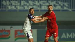Pemain Persija Jakarta, Marco Motta (kanan) dijaga ketat oleh pemain Persita, Alex Dos Santos Goncalves pada pertandingan pekan kelima BRI Liga 1 di Stadion Pakansari, Selasa (28/9/2021). (Bola.com/ M Iqbal Ichsan)