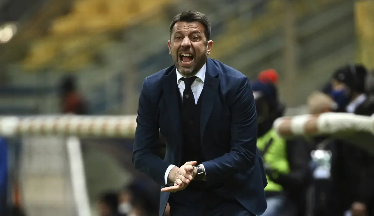 Manajer tim Parma, Roberto D'Aversa berteriak memberi insruksi kepada pemainnya saat menghadapi Genoa dalam laga lanjutan Liga Italia 2020/2021 pekan ke-28 di Ennio Tardini Stadium, Parma, Jumat (19/3/2021). Parma kalah 1-2 dari Genoa. (LaPresse via AP/Massimo Paolone)