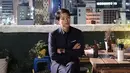 Untuk scene malam hari ini, Song Jong Ki tampil mengenakan setelan jas dan celana biru navy, ia padu dengan kemeja abu-abu sebagai innerwear dan dasi hitam. Foto: Instagram.