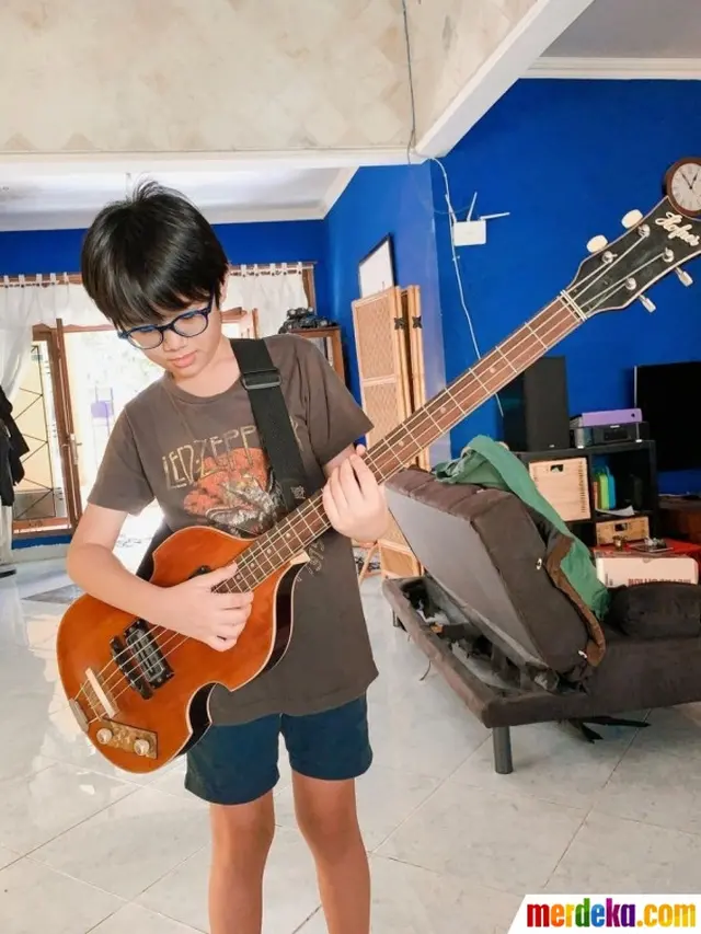 Eross Candra di kediamannnya yang unik di Yogya