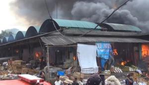 Kebakaran di Pasar Induk Kramat Jati, Senin pagi (15/12/2025). (Antara)