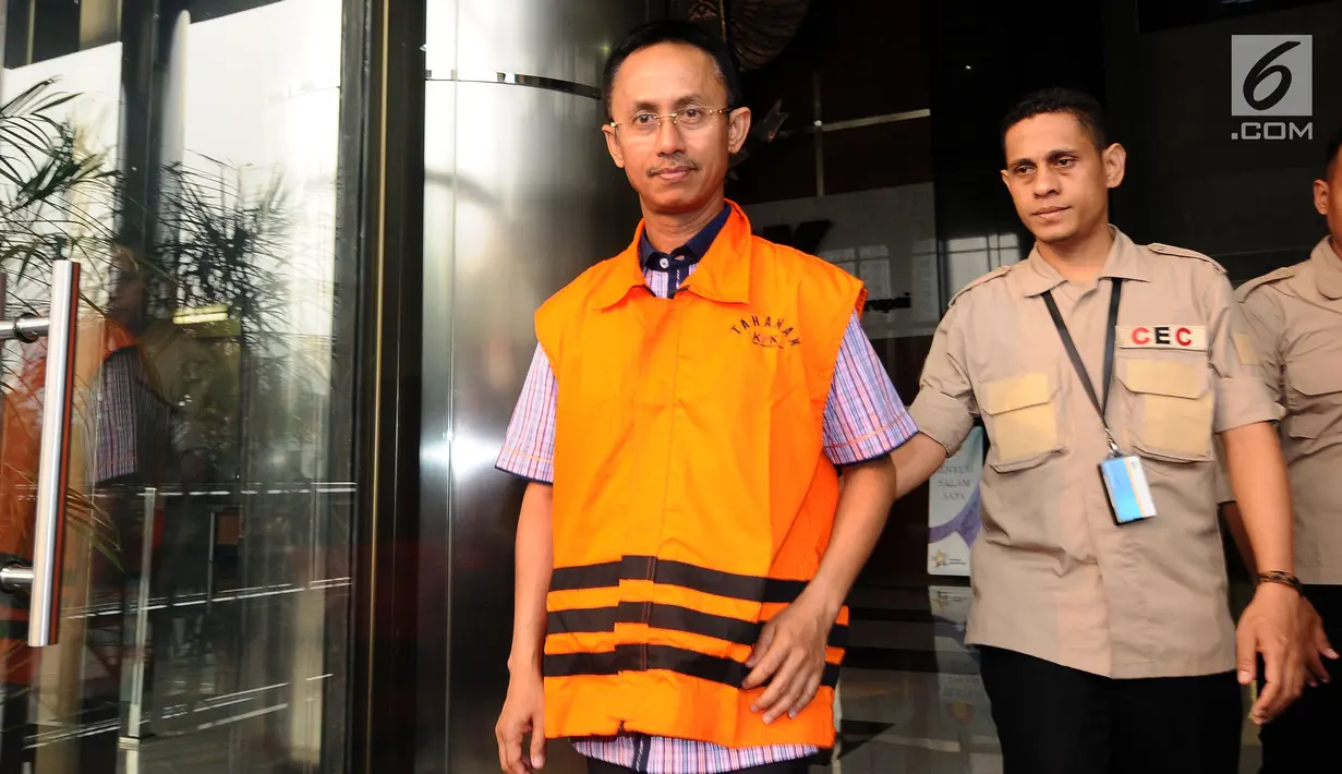 Bupati Pamekasan Achmad Syafii (kiri) meninggalkan gedung KPK usai menjalani pemeriksaan, Jakarta, Rabu (9/8). Achmad Syafii menjalani pemeriksaan perdana pasca ditetapkan sebagai tersangka dan ditahan KPK. (Liputan6.com/Helmi Fithriansyah)