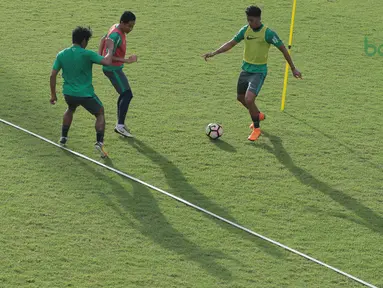 Penyerang Timnas Indonesia U-23, Lerby Eliandri (kanan) berusaha melewati adangan Evan Dimas saat berlatih di Lapangan ABC, Senayan,  (24/4/2018). Timnas akan mengikuti turnamen PSSI Anniversary 27 April-3 Mei 2018. (Bola.com/Nicklas Hanoatubun)