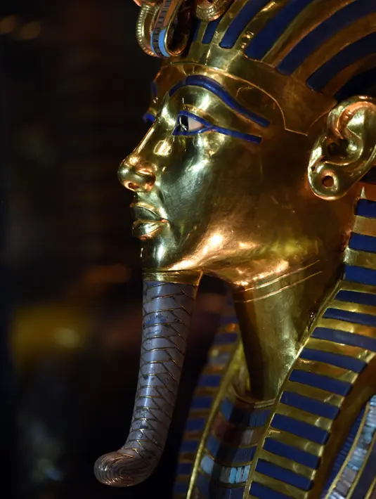 Topeng emas Raja Tutankhamun diperlihatkan di museum Mesir di Kairo, Rabu (16/12). Sebelumnya, tim ahli dari Jerman bekerja selama 2 bulan menghapus kerak lem kering di jenggot dari peninggalan tidak ternilai harganya tersebut. (AFP/MOHAMED EL-SHAHED)