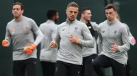 Gelandang Liverpool, Jordan Henderson, tampak serius saat latihan jelang laga Liga Champions di Melwood, Liverpool, Senin (23/4/2018). Liverpool akan berhadapan dengan AS Roma. (AFP/Paul Ellis)