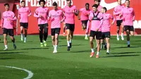 Para pemain Sevilla melakukan pemanasan selama sesi latihan tim di tempat latihan Ciudad Deportiva Jose Ramon Cisneros Palacios,  Spanyol (16/2/2021). Sevilla dan Dortmund Keduanya sama-sama menyandang status tim kuda hitam di Liga Champions. (AFP/Cristina Quicler)