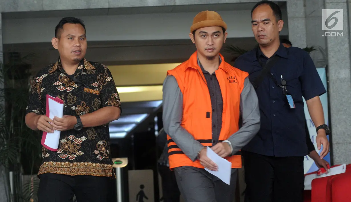 Adik Bupati nonaktif Kabupaten Mesuji Khamami, Taufik Hidayat (tengah) meninggalkan gedung KPK seusai menjalani pemeriksaan di Jakarta, Kamis (18/4). Taufik diperiksa sebagai tersangka dalam kasus dugaan korupsi proyek infrastruktur di Dinas PUPR Kabupaten Mesuji. (merdeka.com/Dwi Narwoko)