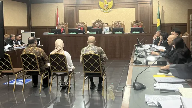 Tiga terdakwa kasus dugaan korupsi pengadaan laptop Chromebook di ruang sidang utama Pengadilan Tindak Pidana Korupsi Jakarta.