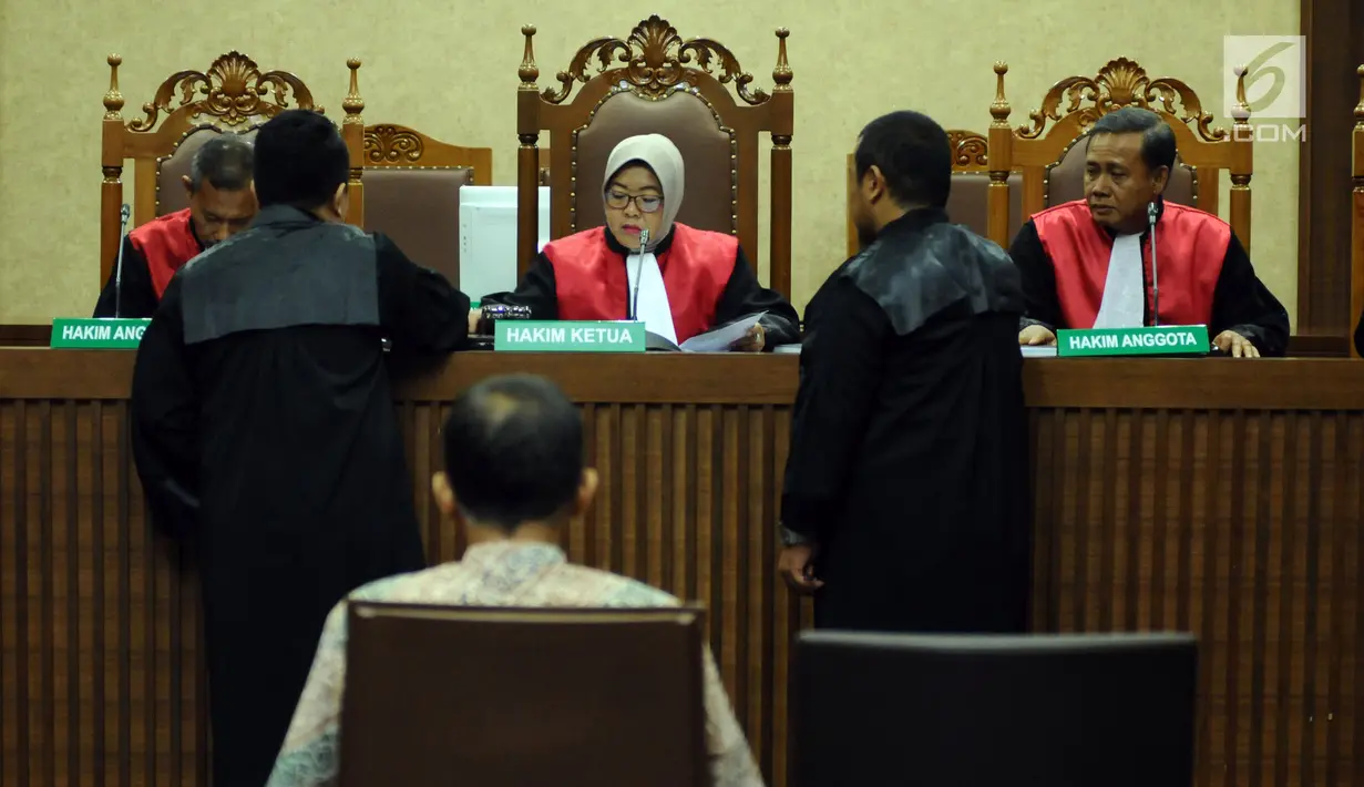 Majelis Hakim memeriksa berkas jelang sidang perdana kasus dugaan suap pengadaan monitor satelit Bakamla dengan tersangkan Nofel Hasan di Pengadilan Tipikor, Jakarta, Rabu (3/1). (Liputan6.com/Helmi Fithriansyah)