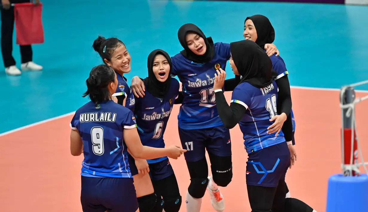 Atlet voli putri Jawa Barat melakukan selebrasi saat penyisihan grup Bola Voli Putri PON XX Papua melawan tim DKI Jakarta di GOR Voli Indoor Koya Koso, Jayapura, Rabu (06/10/2021). (PON XX PAPUA/Hariandi Hafid)