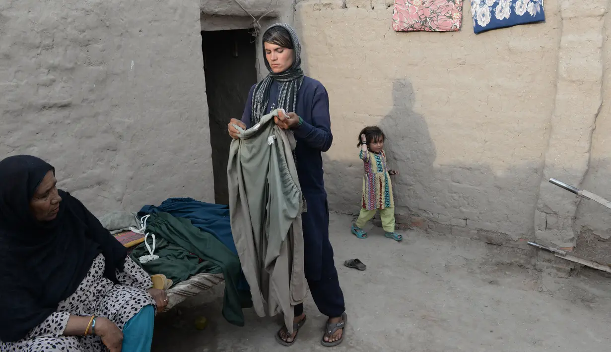 Perempuan Afghanistan, Sitara Wafadar yang menyamar sebagai laki-laki berada di rumahnya, Provinsi Nangarhar, 20 Maret 2018.  Perempuan 18 tahun itu dan keluarganya yang miskin tinggal di sebuah rumah terbuat dari bata lumpur. (NOORULLAH SHIRZADA/AFP)