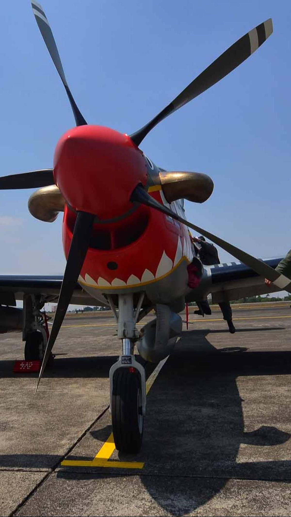 Super Tucano dilengkapi dengan 2 senapan mesin, bom, peluncur roket jamak, dan bom berpemandu laser.