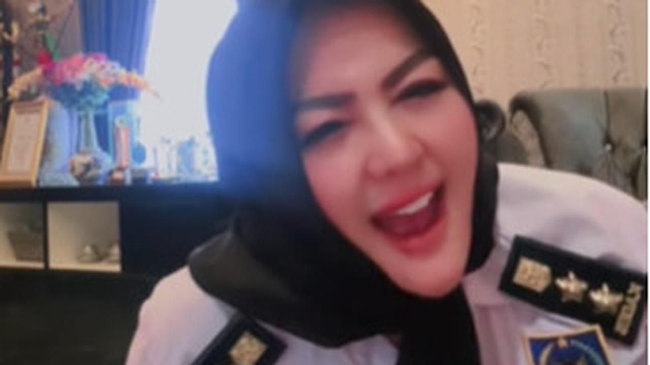 Tak Hanya Cantik, Kades Viral Tertawakan Nasi Kotak Ini Miliki Rumah Mewah dan Mobil Berderet