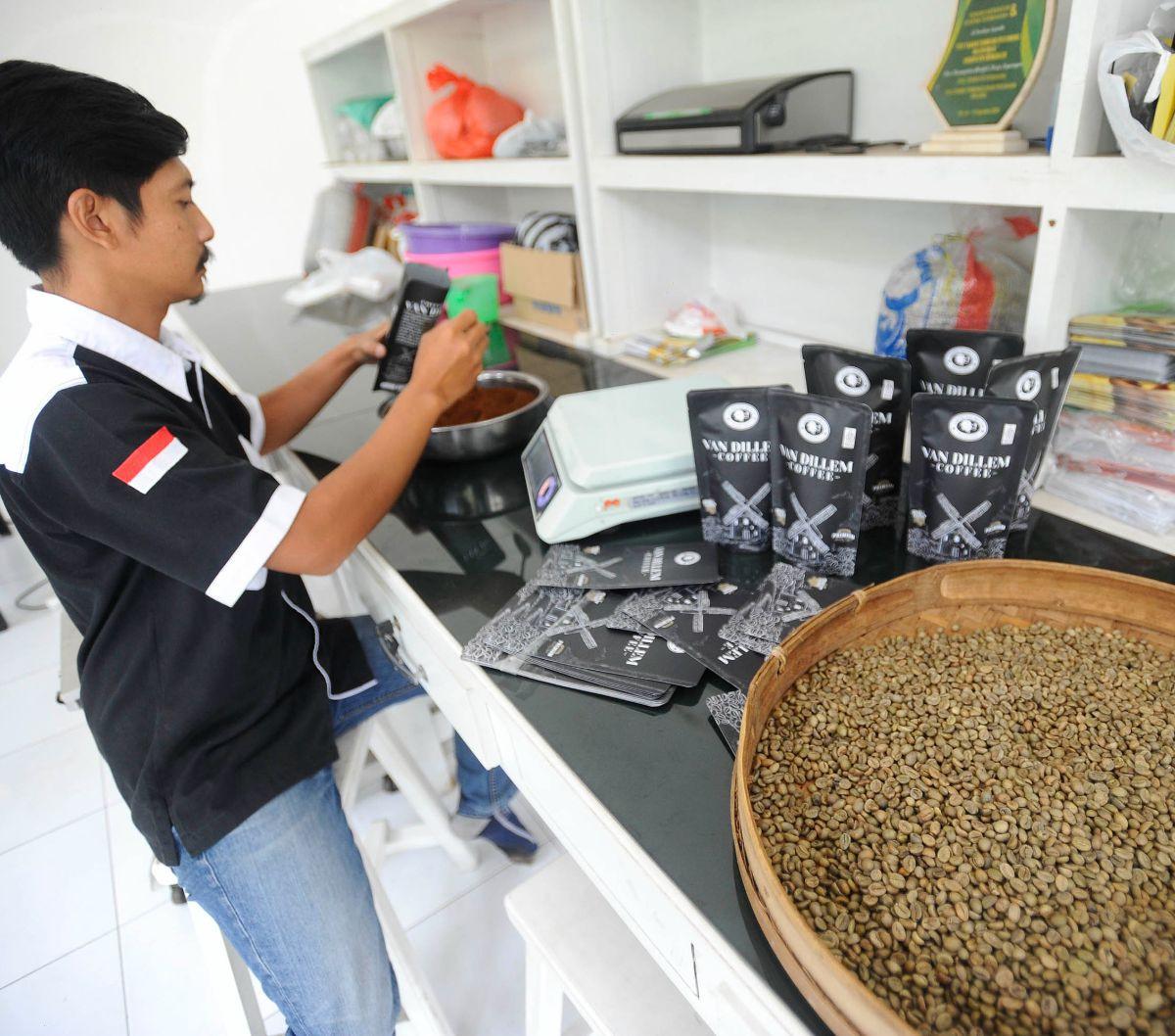 Proses pengemasannya menarik menggunakan bungkus berwarna hitam dan ada gambar bangunan ikonik kincir angin Belanda dengan tulisan 'Van Dillem Coffee.'