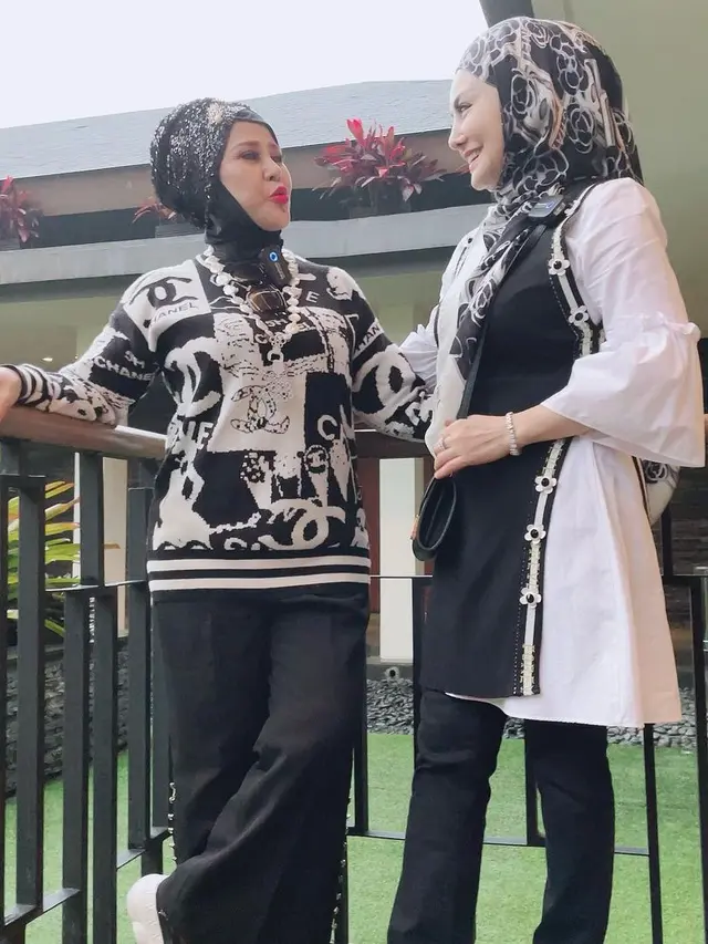 [Fimela] Elvy Sukaesih dan Cici Paramida