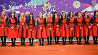 Para anggota girlband K-Pop Korea Selatan, LOONA, berpose di atas karpet merah di KCON Seoul 2022 di Seoul pada 7 Mei 2022. (ANTHONY WALLACE /AFP)