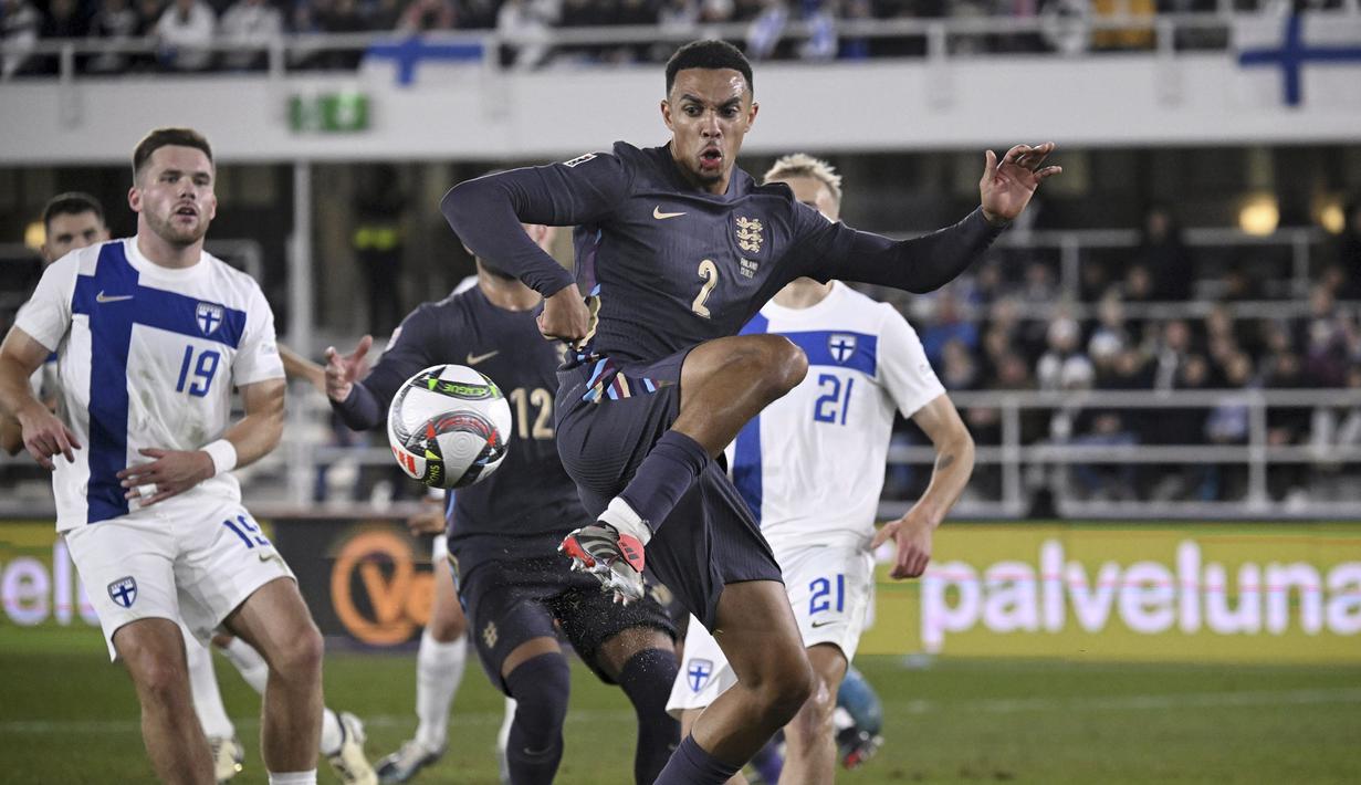Pemain Timnas Inggris, Trent Alexander Arnold mengontrol bola saat laga lanjutan Grup F UEFA Nations League A melawan Finlandia di Olympic Stadium, Helsinki, Finlandia, Senin (14/10/2024) dini hari WIB. (AP Photo/Lehtikuva/Markku Ulander)