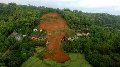 Foto udara menunjukkan kerusakan akibat longsor di Nganjuk, Jawa Timur, Senin (15/2/2021). Badan Nasional Penanggulangan Bencana (BNPB) menyampaikan bahwa tanah longsor di Nganjuk pada Minggu (14/2/2021) malam sekitar pukul 18.30 WIB dipicu hujan intensitas sedang hingga tinggi. (HANDOUT/BNPB/AFP)