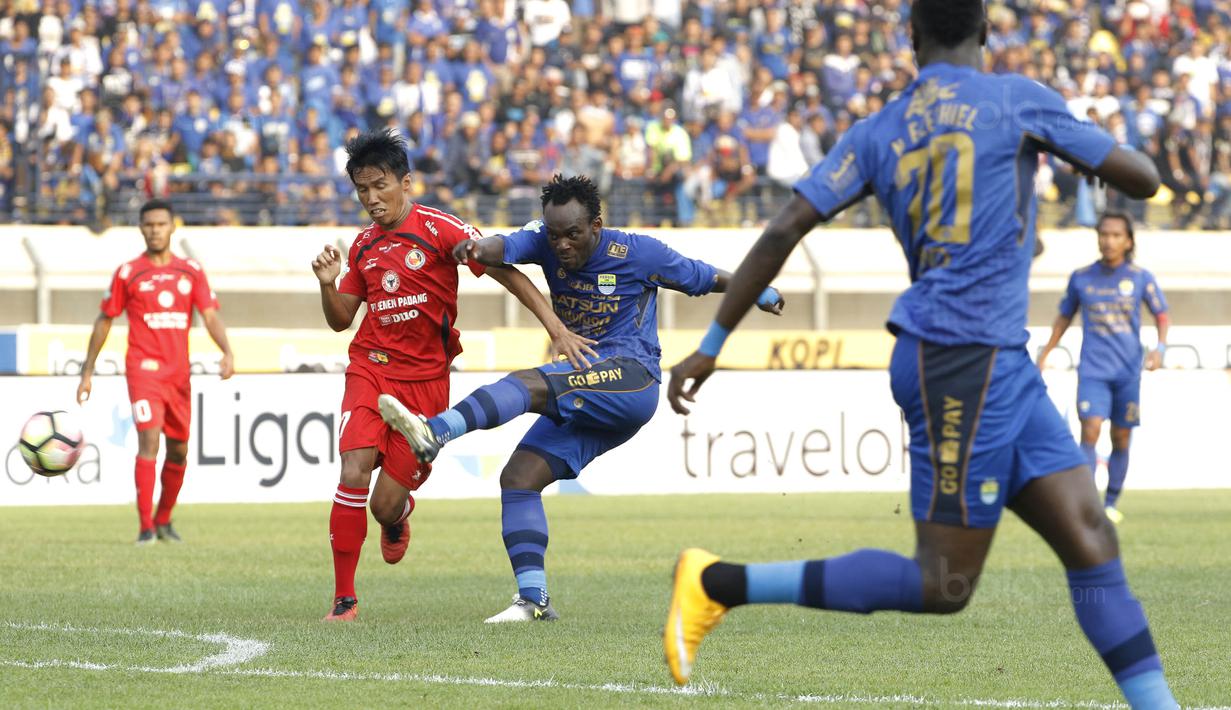 Gelandang Persib, Michael Essien, melepaskan tendangan ke gawang Semen Padang pada laga Liga 1 Indonesia di Stadion Si Jalak Harupat, Bandung, Sabtu, (9/9/2017). Persib ditahan imbang 2-2 oleh Semen Padang. (Bola.com/M Iqbal Ichsan)