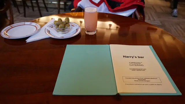 Bellini, minuman khas Venesia yang menjadi menu favorit di Harry's Bar. (Liputan6.com/Marco Tampubolon)