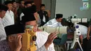 Tim gabungan Rukyah dan Hilal Semarang melihat bulan di Menara  Al- Husna,  Komplek MAJT Semarang, Minggu (5/5/2019). Sejumlah ahli falak hadir untuk menentukan satu ramadan yang kemudian dilaporkan ke Kementerian Agama. (Liputan6.com/Gholib)