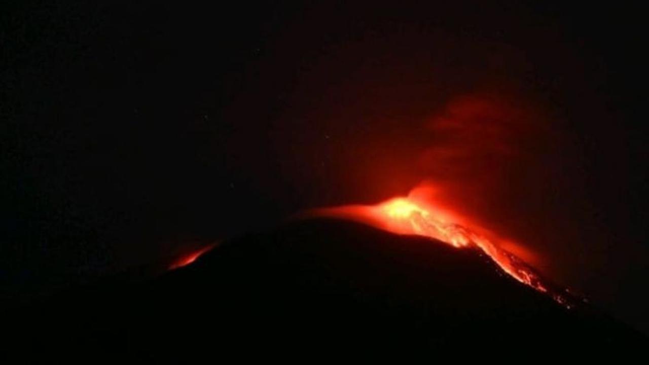 Erupsi Gunung Ile Lewotolok Kembali Terjadi, Lontarkan Material Pijar dan Lava: Warga Diminta Waspada