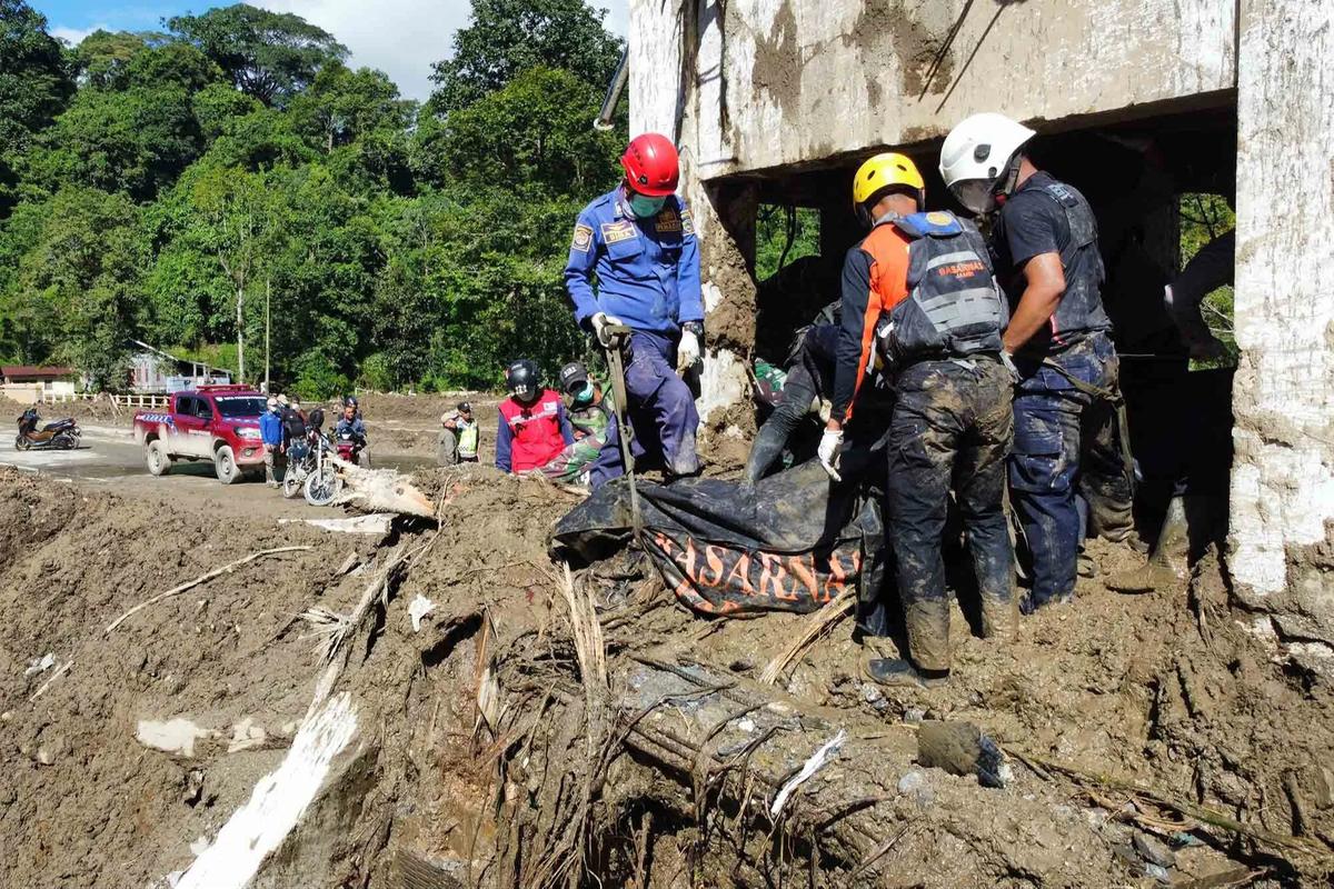 FOTO: Tim SAR Hadapi Medan Sulit Saat Evakuasi Korban Banjir Sumatera–Aceh