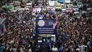 Warga Bangkok menyambut tim Leicester City fsaat parade bersama trofi Liga Inggris 2015/2016 di Bangkok, (19/5/2016). (AFP/Lillian Suwanrumpha)