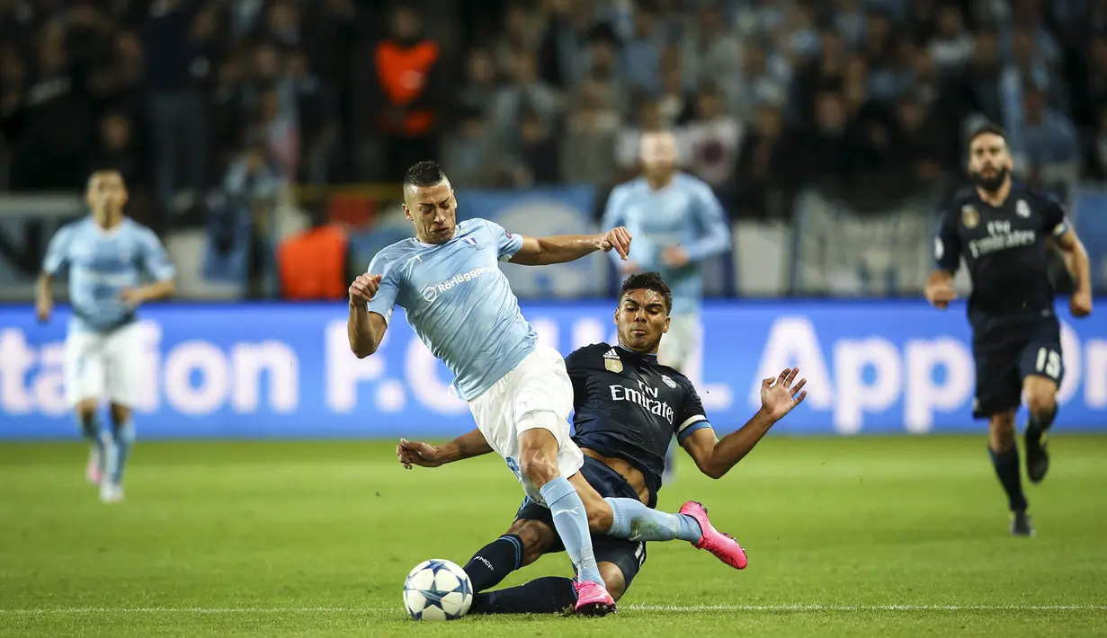 Pemain Real Madrid, Casemiro menekel pemain Malmo FF, Nikola Djurdjic pada laga Liga Champions di Stadion Malmo New, Swedia, Kamis (1/10/2015). (Reuters/Andreas Hillergren)