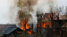 Sejumlah bangunan tempat tinggal terbakar akibat pertempuran senjata antara kelompok militan dan pasukan keamanan India di Shopian, Srinagar (4/1). Situasi wilayah ini kian memanas dan sering terjadi bentrokan. (AP Photo / Mukhtar Khan)