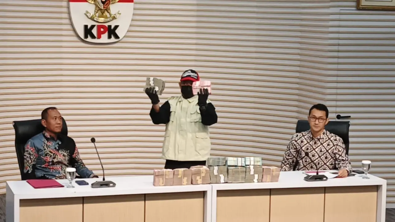 KPK umumkan tersangka Bupati Lombok Barat Lalu Ahmad Zaini di gedung Merah Putih KPK, Jakarta Selatan, Selasa (21/7/2026).