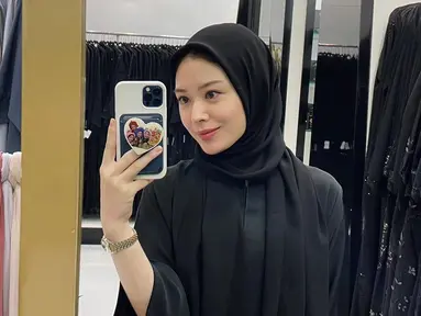 Selebgram asal Korea Selatan Ayana Moon sedang menjadi bahan perbincangan di media sosial. Hal itu bermula ketika dirinya mengunggah foto tanpa memakai hijab ke akun Instagram miliknya. (Instagram/xolovelyayana)