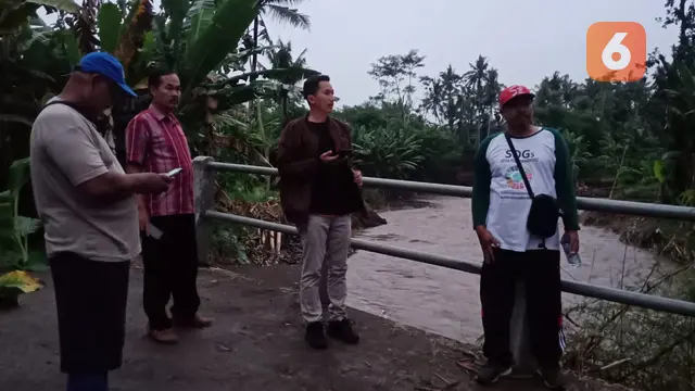 Jembatan penghubung antar dusun di Kecamatan Kabat Banyuwangi terputus dan tidak bisa dilalui kendaraan (Hermawan Arifianto/Liputan6.com)