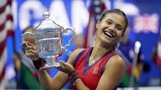 Petenis Inggris, Emma Raducanu mengangkat trofi setelah mengalahkan Leylah Fernandez dari Kanada pada final tunggal putri US Open 2021 di Arthur Ashe Stadium, New York, Minggu (12/9/2021). Raducanu menang dua set langsung atas Leylah dengan 6-4 dan 6-3. (AP Photo/Seth Wenig)