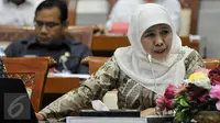 Mensos Khofifah Indar Parawansa mengikuti Rapat Kerja (Raker) dengan Komisi VIII DPR di Jakarta, (16/2). Raker tersebut membahas evaluasi pelaksanaan APBN Tahun 2015 dan tindak lanjut Hasil temuan BPK Semester I Tahun 2015. (Liputan6.com/Johan Tallo)