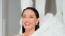 Erika Carlina fak kalah memesona. Ia tampil elegan dengan sculptural dress warna putih dengan detail cut-out dan transparan di pinggang. [snap.nuel[.