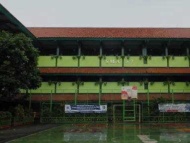 SMAN 57 menjadi salah satu dari 55 sekolah di DKI Jakarta yang menerima pengadaan uninterruptible power supply (UPS), Jakarta, Senin (2/3/2015). Diduga hampir semua sekolah di Jakarta menerima UPS senilai Rp 6 Miliar(Liputan6.com/Andrian M Tunay)