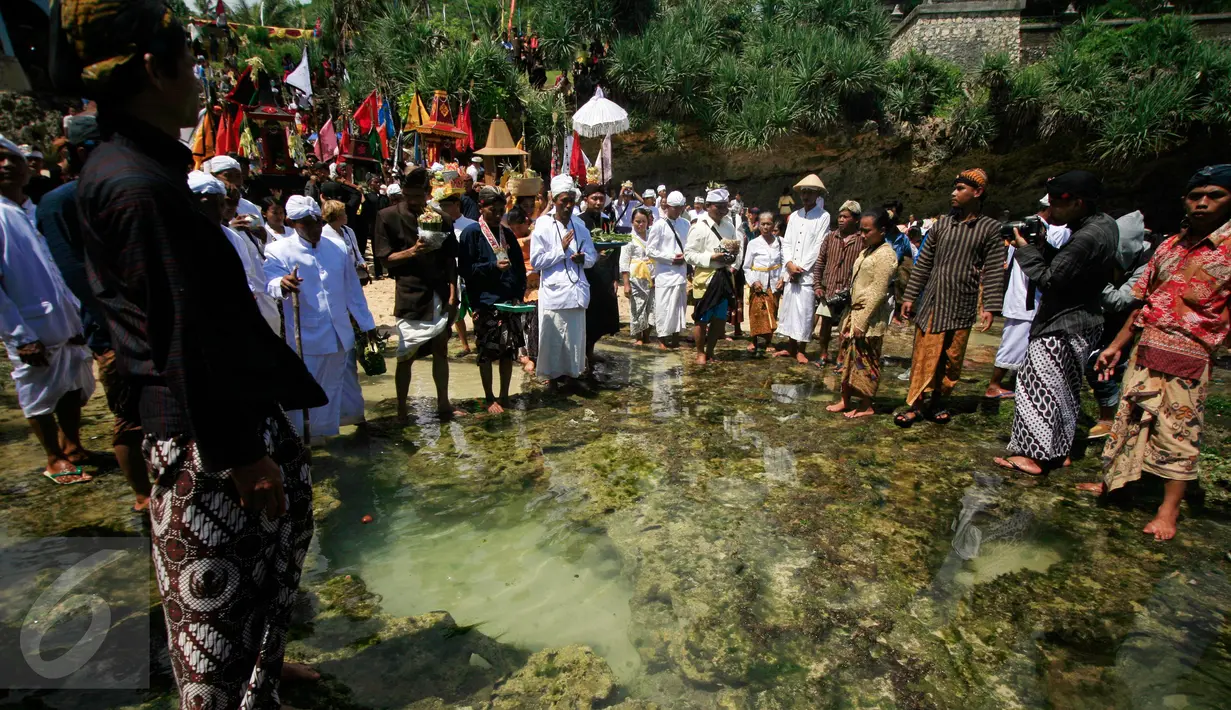Sejumlah umat hindu mengikuti upacara Melasti di Pantai Ngobaran ,Gunung Kidul,Yogyakarta, Yogyakarta, (22/2).Melasti merupakan upacara mensucikan diri menyambut perayaan tahun baru Nyepi.(Boy Harjanto)