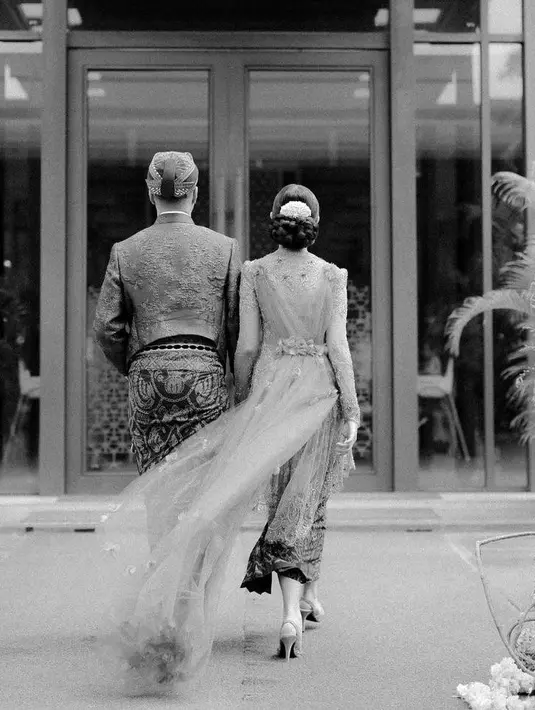 Keduanya tampil menawan dalam balutan busana adat Jawa warna merah-salem. (Instagram/sheiladaisha).